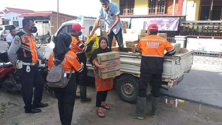 pemberian bantuan kepada masyarakat korban banjir